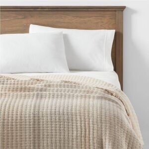 NWOT 60'×80" Woven Striped Bed Throw
- Threshold